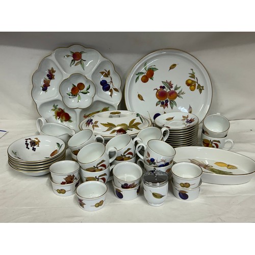 468 - A very large quantity of Royal Worcester 'Evesham': 12 x soup bowls, 12 x cups and saucers, large fl... 