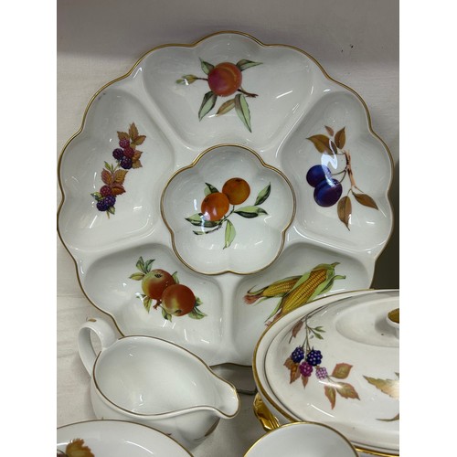 468 - A very large quantity of Royal Worcester 'Evesham': 12 x soup bowls, 12 x cups and saucers, large fl... 