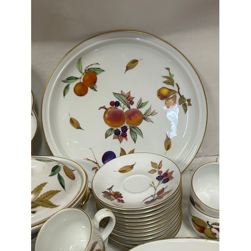 468 - A very large quantity of Royal Worcester 'Evesham': 12 x soup bowls, 12 x cups and saucers, large fl... 