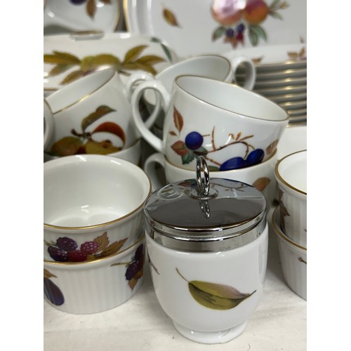 468 - A very large quantity of Royal Worcester 'Evesham': 12 x soup bowls, 12 x cups and saucers, large fl... 