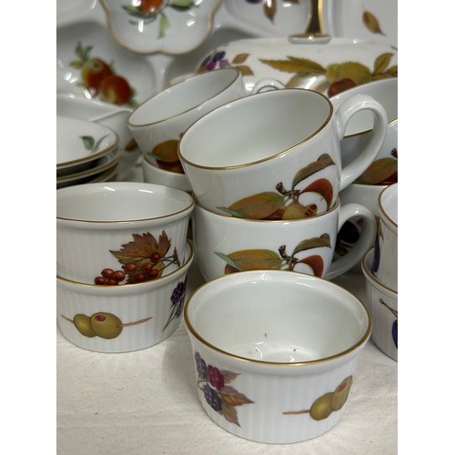 468 - A very large quantity of Royal Worcester 'Evesham': 12 x soup bowls, 12 x cups and saucers, large fl... 