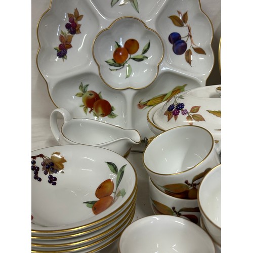 468 - A very large quantity of Royal Worcester 'Evesham': 12 x soup bowls, 12 x cups and saucers, large fl... 