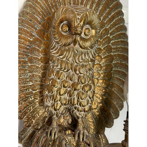 977 - A good quality brass wall mounted owl with electrified candle holders supported by snakes clutched i... 