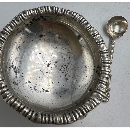 858 - Hallmarked silver to include a pair of salts with spoon and blue glass liners, Birmingham 1904, toge... 