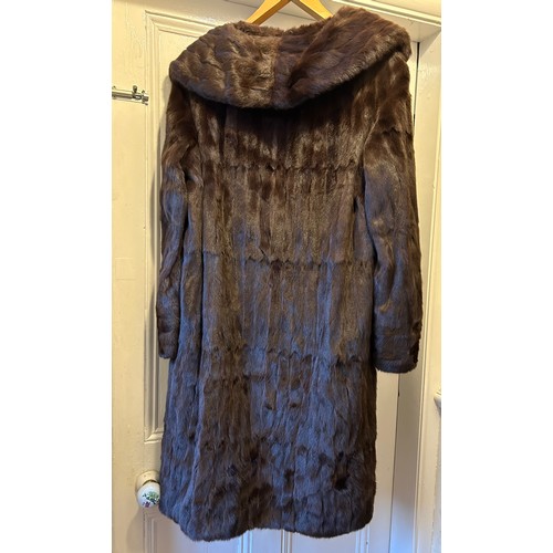 887 - A ladies mink coat. Shoulder to hem 102cm, underarm to underarm 50cm.