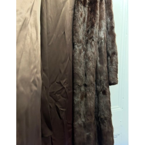 887 - A ladies mink coat. Shoulder to hem 102cm, underarm to underarm 50cm.