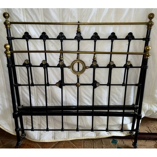 111 - A 19thC 4' 6'' double brass & iron bedstead with side irons and base.