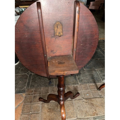 123 - A 19thC mahogany tilt top pedestal table with circular top. 59 d x 73cm h.