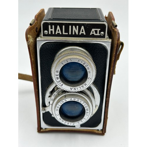 A collection of vintage cameras to include Rolleicord TB