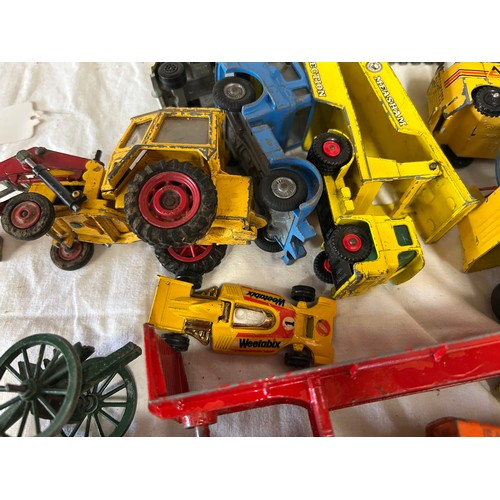 1279 - A large collection of die cast vehicles to include Matchbox, Corgi, Dinky, Tri-ang and others.