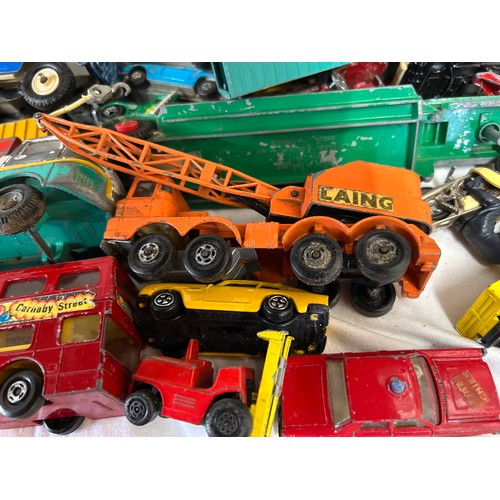 1279 - A large collection of die cast vehicles to include Matchbox, Corgi, Dinky, Tri-ang and others.