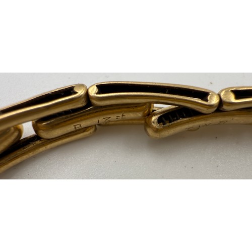 995 - An 18ct gold ladies wristwatch on expanding gold strap marked 18ct. Total weight 25.65gm.