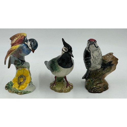 33 - A collection of Beswick birds to include barn owl 1046 19cm, 3 x small barn owls, cockatoo 1180, par... 