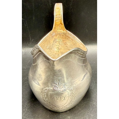 53 - A Georgian silver helmet shaped cream jug. Weight 91gm.