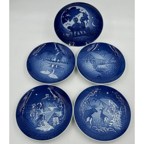 206 - A collection of plates to include Royal Copenhagen Christmas plates 1974, 1975, 1977, 1978, 1979, 19... 