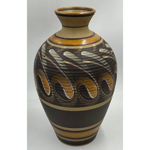 285 - Two contemporary oriental willow patterned blue and white ceramic piggy banks together with a vintag... 