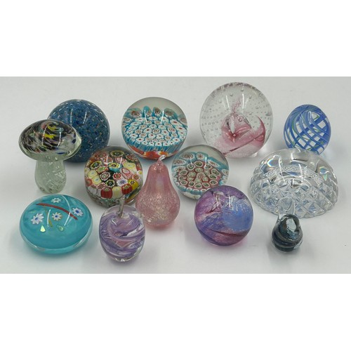 476 - Various 20thC paperweights to include Caithness Noughts and Crosses, Pink Champagne and Moon Crystal... 