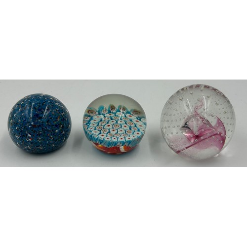 476 - Various 20thC paperweights to include Caithness Noughts and Crosses, Pink Champagne and Moon Crystal... 