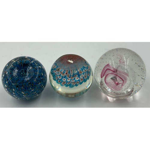 476 - Various 20thC paperweights to include Caithness Noughts and Crosses, Pink Champagne and Moon Crystal... 