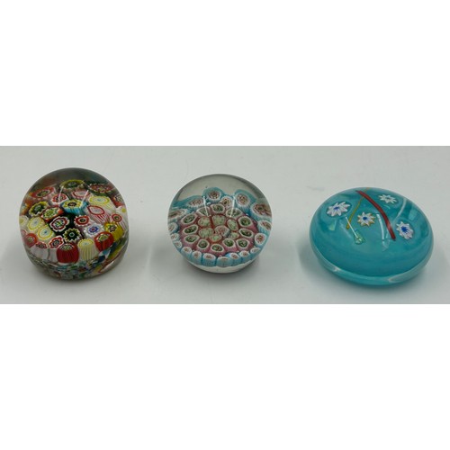 476 - Various 20thC paperweights to include Caithness Noughts and Crosses, Pink Champagne and Moon Crystal... 