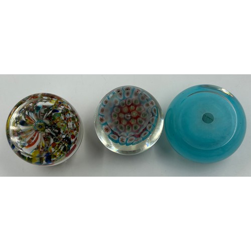 476 - Various 20thC paperweights to include Caithness Noughts and Crosses, Pink Champagne and Moon Crystal... 