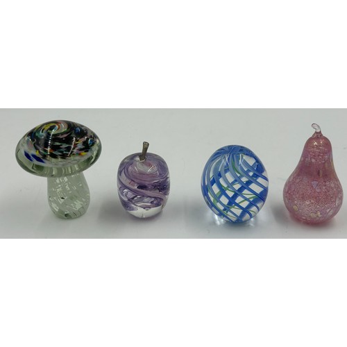 476 - Various 20thC paperweights to include Caithness Noughts and Crosses, Pink Champagne and Moon Crystal... 