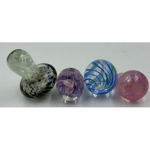 476 - Various 20thC paperweights to include Caithness Noughts and Crosses, Pink Champagne and Moon Crystal... 