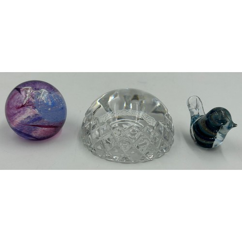 476 - Various 20thC paperweights to include Caithness Noughts and Crosses, Pink Champagne and Moon Crystal... 