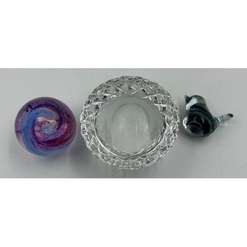 476 - Various 20thC paperweights to include Caithness Noughts and Crosses, Pink Champagne and Moon Crystal... 