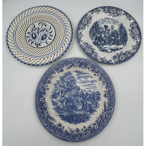 426 - Blue and white ceramics to include Ringtons 'bridge' teapot to include The Humber Bridge, 2 x hexago... 