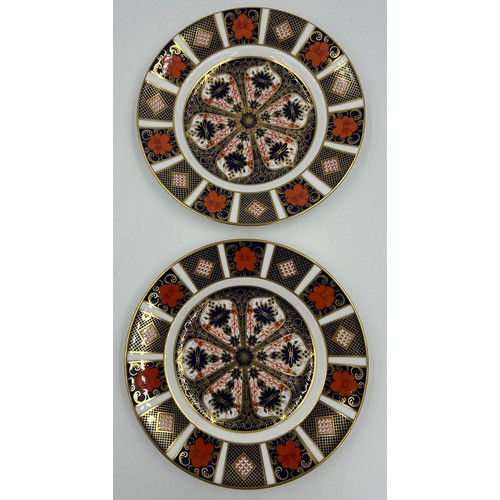 427 - Two Royal Crown Derby plates decorated in the Imari pattern 1128, date codes for 1977 and 1988, 21.5... 