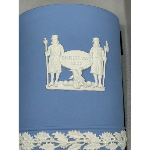 442 - Wedgwood blue jasperware to include a footed fruit bowl 20cm d x 13cm h and 6 x Christmas Mugs 11cm ... 