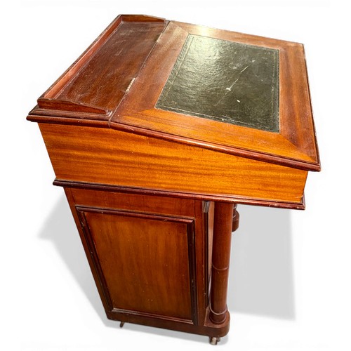 31 - A 20thC mahogany leather topped Davenport desk with drawers to one side. 53cm w x 52cm d x 84cm h.