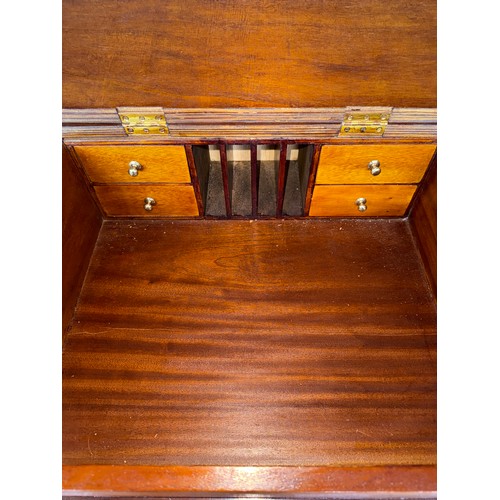 31 - A 20thC mahogany leather topped Davenport desk with drawers to one side. 53cm w x 52cm d x 84cm h.