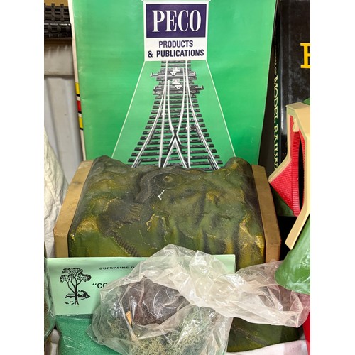 A collection of Hornby Railway items to include boxed R009, R002, R484 ...