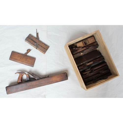 253 - A wooden smoothing plane and a collection of 12 wooden moulding planes (af)