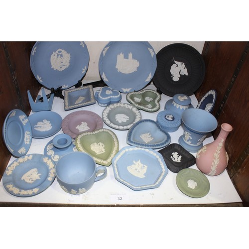 32 - SECTION 32. A collection of assorted Wedgwood blue, green, black and pink Jasperware items comprisin... 