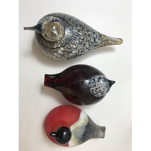 112 - Three Oiva Toikka for Iittala studio glass birds, ‘Spotted Crake’, ‘Bullfinch’ and ‘Rosy Finch’, two... 