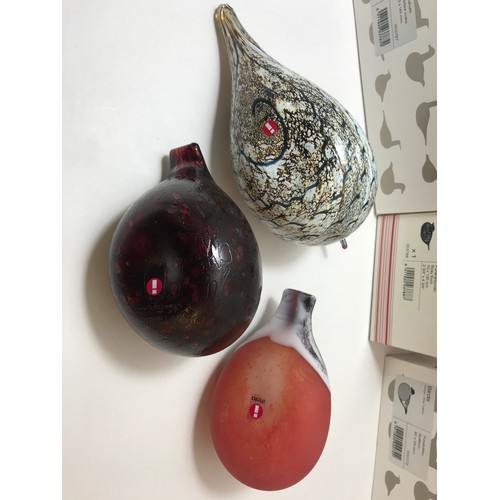 112 - Three Oiva Toikka for Iittala studio glass birds, ‘Spotted Crake’, ‘Bullfinch’ and ‘Rosy Finch’, two... 