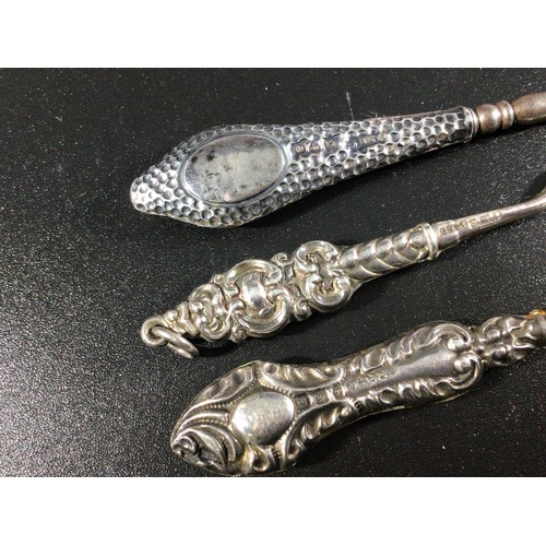 150 - A small selection of silver items including five assorted Georgian silver fiddle pattern teaspoons, ... 