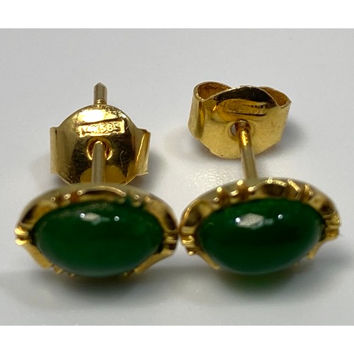 186 - A 14ct gold ring, set with an oval shaped cabochon jade, in a four-claw setting, finger size J, toge... 