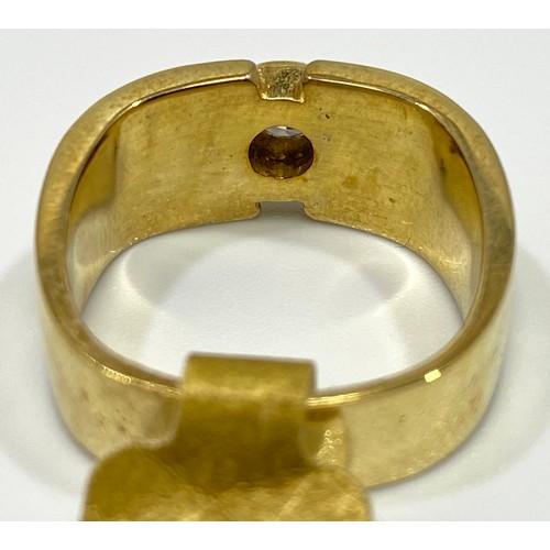 165 - An 18ct yellow gold wide band dress ring, set with a round brilliant cut diamond to the centre, in a... 