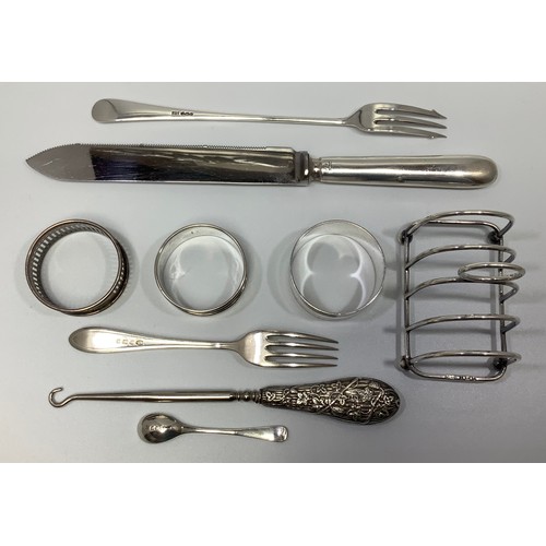 79 - A small collection of assorted silver items comprising a toast rack by Elkington & Co. Hallmarked Bi... 