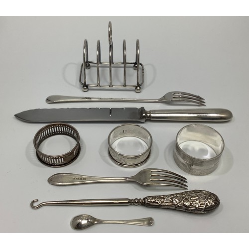 79 - A small collection of assorted silver items comprising a toast rack by Elkington & Co. Hallmarked Bi... 