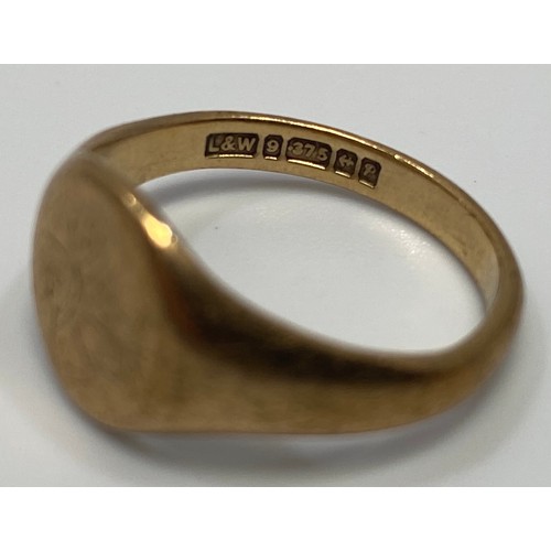 155 - A 9ct gold signet ring together with a small Albert chain (af) approx. 11.2g