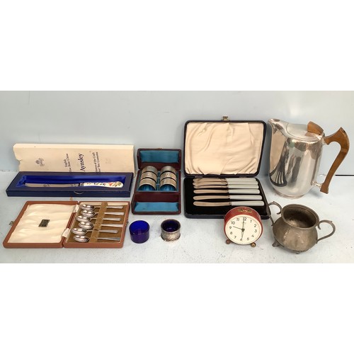 67 - A good collection of assorted silver-plated wares, predominantly flatware including various sets of ... 