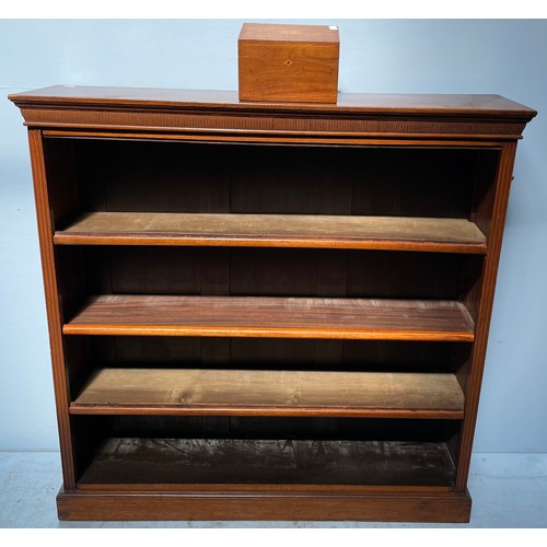 602 - A mahogany open bookcase with three shelves, fluted top and sides, raised on plinth supports, 124cm ... 