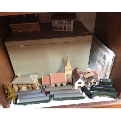 430 - A large quantity of scale model railway items including locomotives by Tri-ang and Trix Twin Railway... 