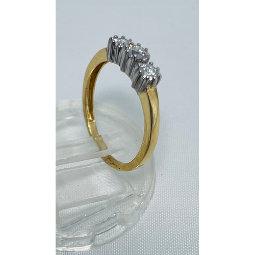 187 - An 18ct yellow gold three stone diamond ring, set with three round brilliant cut diamonds in a claw ... 