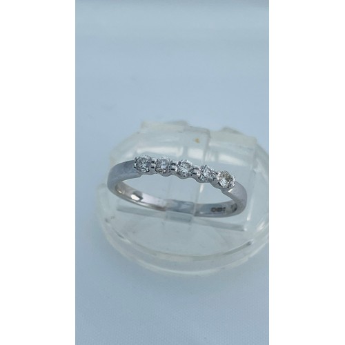 189 - An 18ct white gold diamond ring, set with 5 x small round brilliant cut diamonds, total diamond weig... 